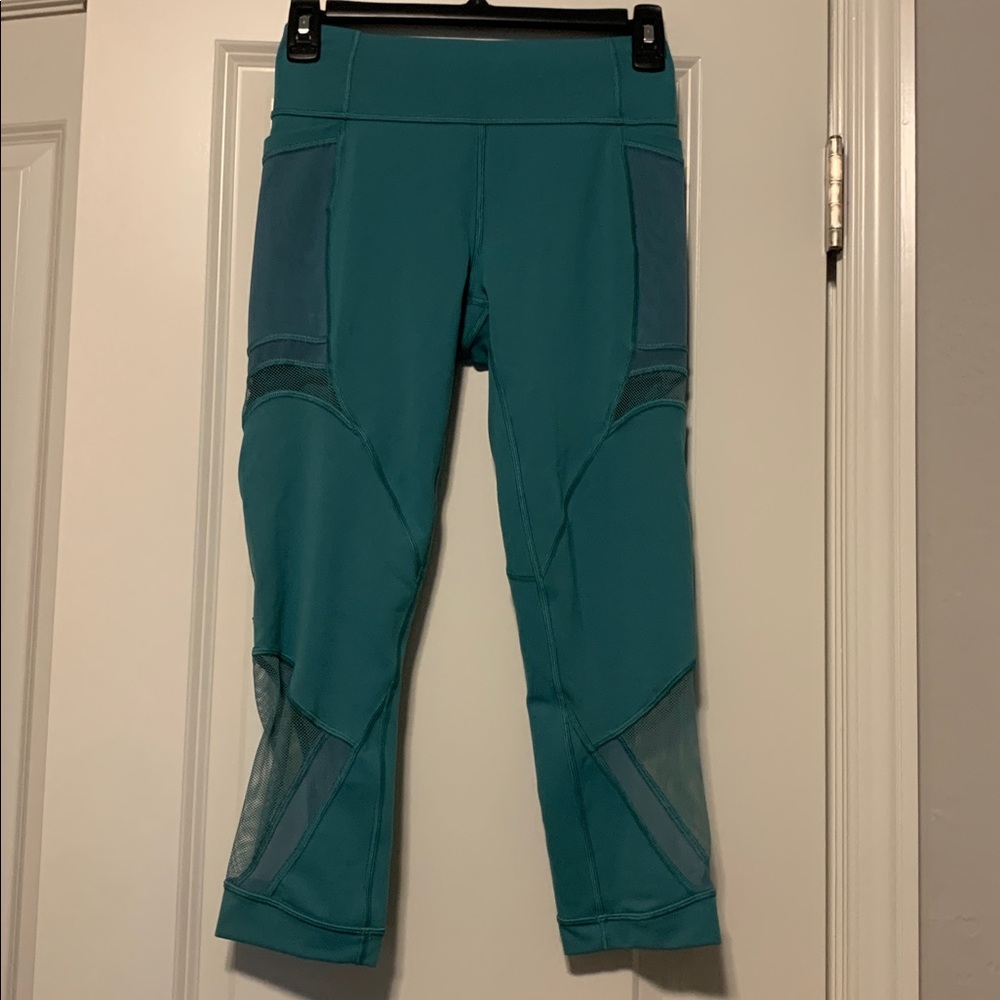 Lululemon Forget the Sweat Crop 21in, Sz 6
Good Condition